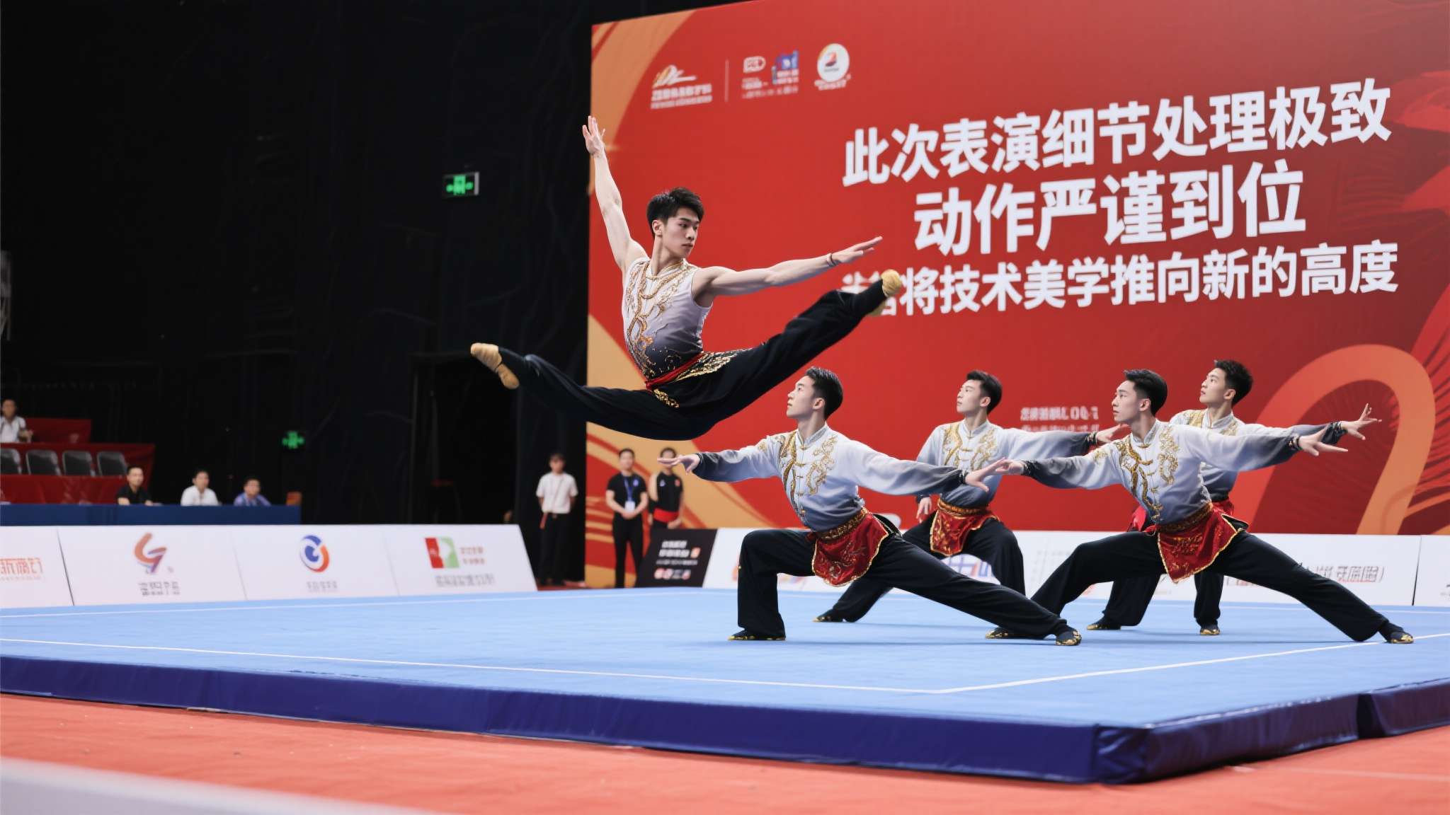 2026年中国游泳公开赛 比赛过程中 他选择高难度自选动作 将传统元素与现代编排巧妙结合 展现团队协作能力