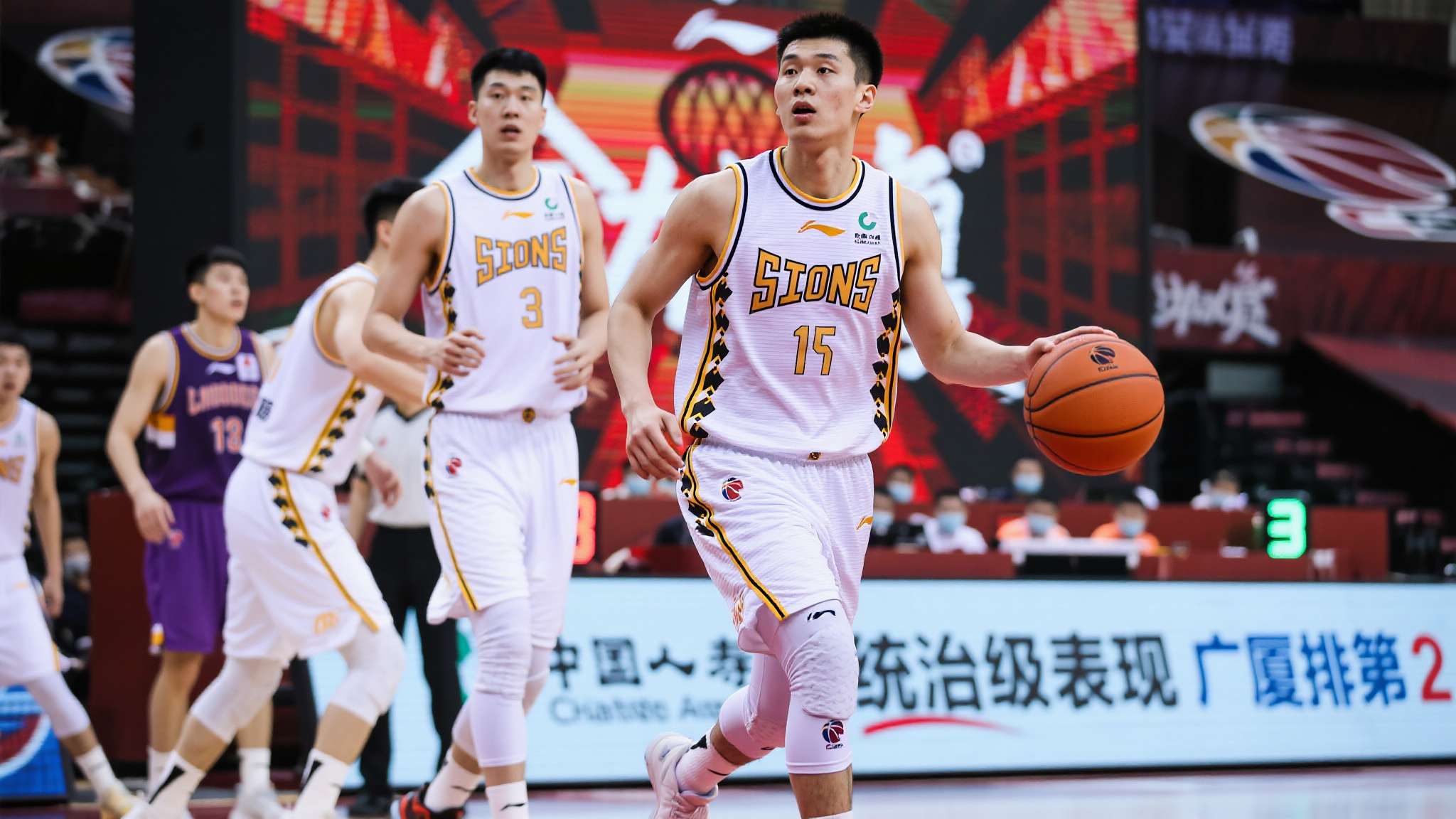 在头部球队不断交锋角逐过程中,浙江广厦凭借低调务实架构悄然登顶积分榜:团队协作与